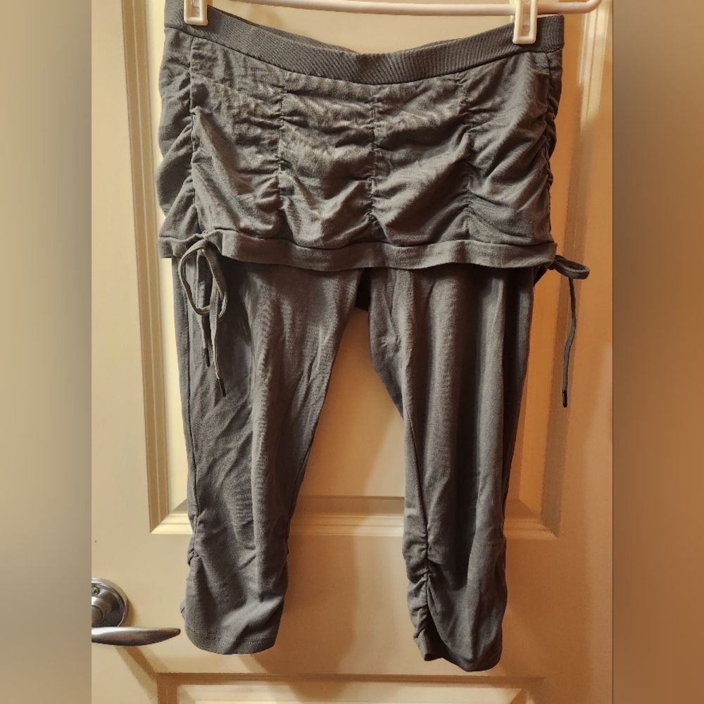 Nomad Bamboo Gray Ruched Capri Leggings